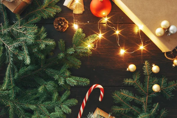 Yapımı Noel Hediye Kutuları Koyu Ahşap Arka Plan Üstünde Noel — Stok fotoğraf