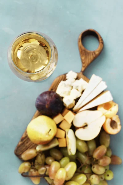 Copo Vinho Branco Com Aperitivos Vinho Frutas Queijo Tábua Madeira — Fotografia de Stock