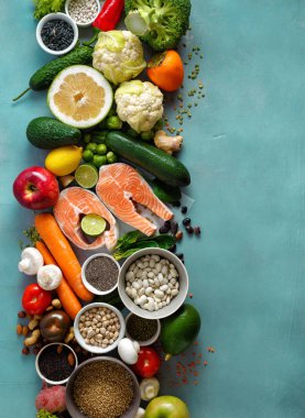 Sağlıklı gıda (tahıllar, tohum, balık, sebze ve meyve) üzerinde mavi arka plan belirleme