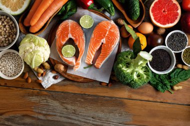 yemek pişirmek için malzemelerin sağlıklı ayarla ve Diyet yemekleri (tahıllar, tohum, balık, sebze ve meyve) ahşap tablo