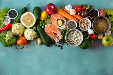 sağlıklı yemek pişirmek ve diet gıda (tahıllar, tohum, balık, sebze ve meyve) için malzemelerin mavi yüzeyinde ayarla
