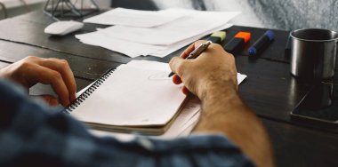 Ev ofis tablosunda çalışan iş adamı
