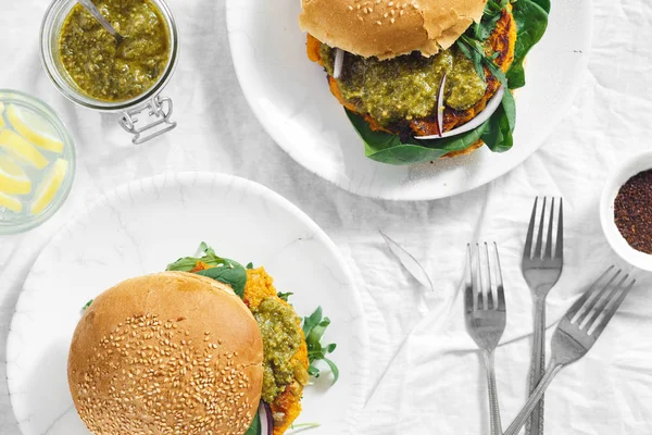 Wegetariańskie Burgery Dyni Kotlet Szpinak Rukolą Pesto Sosem Serwowane Talerzach — Zdjęcie stockowe