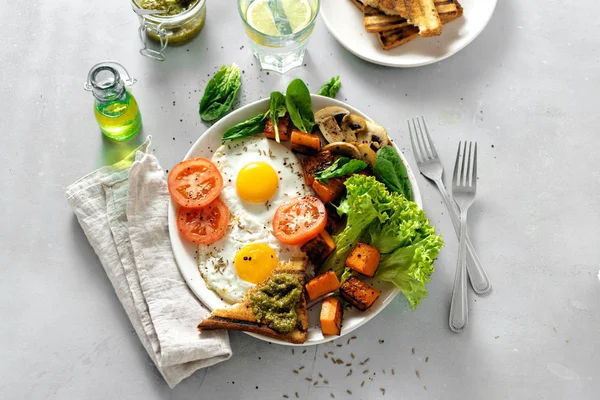 Assiette Petit Déjeuner Avec Œufs Frits Légumes Champignons Pain Grillé — Photo