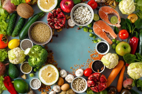 Egészséges Test Táplálkozás Élelmiszer Gabonafélék Magvak Hal Zöldségek Gyümölcsök Kék — Stock Fotó