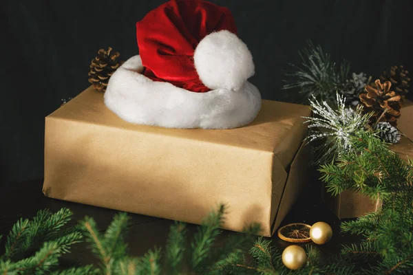Christmas Ornament Med Presentaskar Och Santa Hatt Träbord — Stockfoto