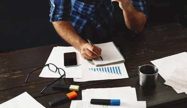 Zakenman Werken Bij Houten Tafel Kantoor Aan Huis — Stockfoto