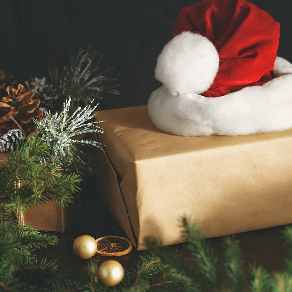 Adornos Navideños Con Cajas Regalo Sombrero Santa Sobre Mesa Madera — Foto de Stock