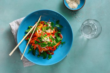 Taş zemin üzerine mavi kapta vejetaryen Tay erişte