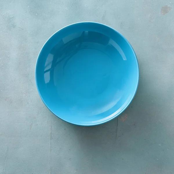 Mangkuk Bulat Biru Keramik Kosong Pada Latar Belakang Batu — Stok Foto