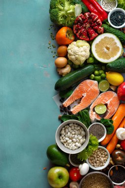 Sağlıklı gıda (tahıllar, tohum, balık, sebze ve meyve) taş arka plan en iyi görünümde ayarlamak. Sağlıklı gıda kavramı