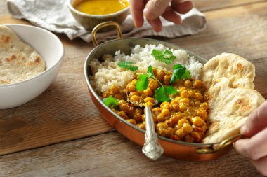 Nohut curry, pirinç ve quinoa ahşap masa üzerinde tavada. Asya yemek lezzetli ve sağlıklı. Asya gıda kavramı