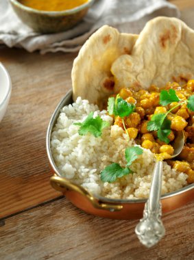 Nohut curry, pirinç ve quinoa ahşap masa üzerinde tavada. Asya yemek lezzetli ve sağlıklı. Asya gıda kavramı