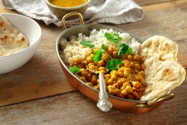 Nohut curry, pirinç ve quinoa ahşap masa üzerinde tavada. Asya yemek lezzetli ve sağlıklı. Asya gıda kavramı
