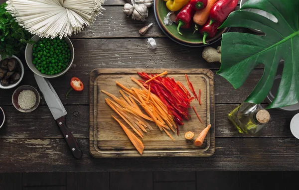 Üst görüntülemek ev mutfak koyu ahşap tablo vejetaryen Tay erişte yemek pişirmek için ham maddeler