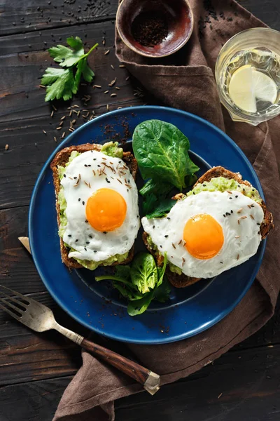 Vista Superior Tostadas Saludables Aguacate Para Desayuno Almuerzo Con Pan —  Fotos de Stock