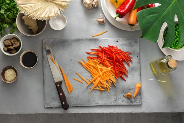 Ev pişirme üstten görünüm vejetaryen Tay erişte yemek pişirmek için ham maddeler