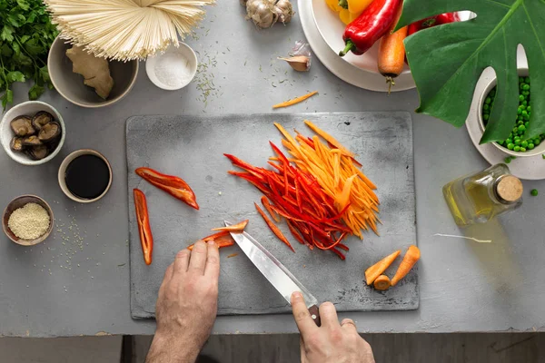 Üstten görünüm dostum pişirme vejetaryen Tay erişte ev pişirme üstten görünüm