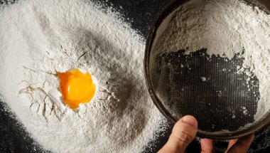 Erkek el un elemek. Fırın arka plan üstten görünüm