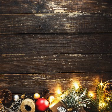 Düz yatıyordu Noel arka plan. Noel dekorasyonu ve koyu ahşap arka plan kopya alanı en iyi manzaralı Noel ışıkları
