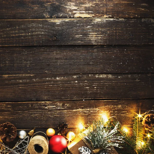 Düz yatıyordu Noel arka plan. Noel dekorasyonu ve koyu ahşap arka plan kopya alanı en iyi manzaralı Noel ışıkları