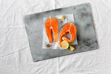 Ana sayfa görünümü taze çiğ Somon Balık biftek 