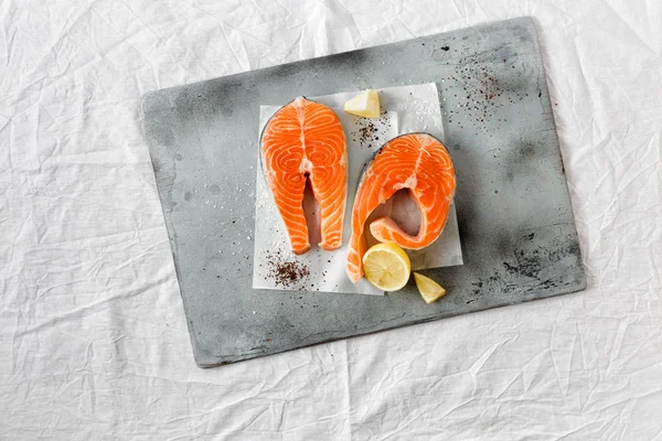 Ana sayfa görünümü taze çiğ Somon Balık biftek 