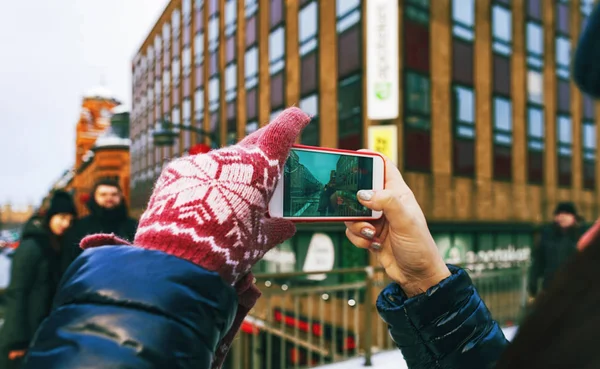 Genç kadın arkadaş Stockholm sokakta kış sezonunda fotoğraflarını