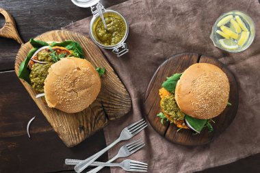 Vejetaryen burger kabak pirzola, ıspanak, roka ve vejetaryen pesto sos 