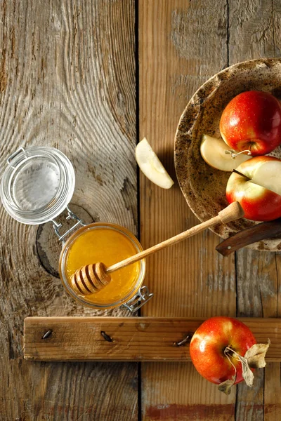 Ripe Juicy Red Homemade Apples Honey Rustic Table — Stock Photo, Image