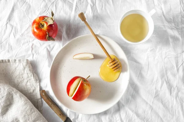 素朴なテーブルの上に蜂蜜と熟したジューシーな赤自家製りんご — ストック写真
