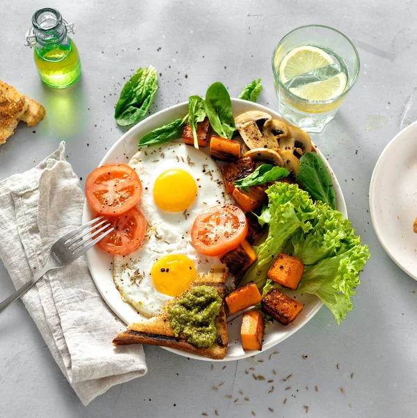 Vue Dessus Plaque Petit Déjeuner Avec Œufs Frits Légumes Champignons — Photo