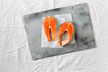 Ana sayfa görünümü taze çiğ Somon Balık biftek 