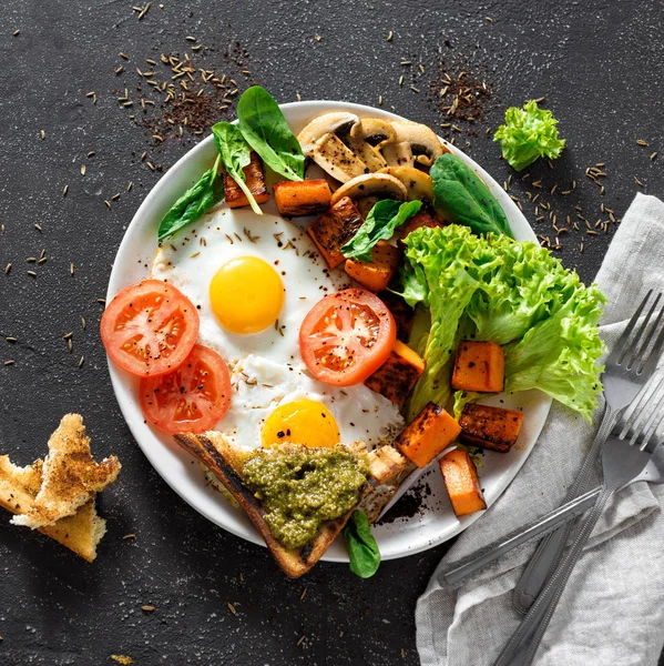 Huevos Fritos Con Verduras Champiñones Tostadas Sobre Fondo Oscuro —  Fotos de Stock