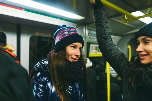 Stockholm Sveç Metro Konuşan Iki Genç Kadın Kız Arkadaşım — Stok fotoğraf