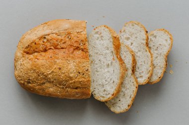 Somun ekmek dilimleri ekmek taş zemin üzerine ile