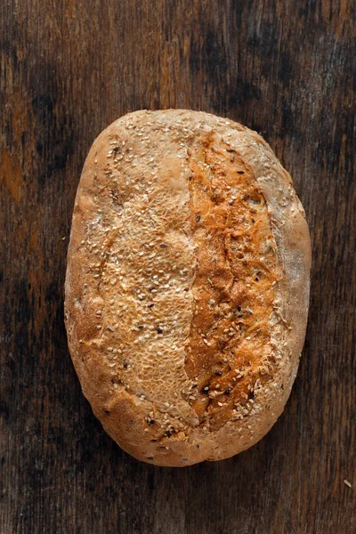 Chleb Żytni Chleb Chrupiąca Drewnianym Stole — Zdjęcie stockowe