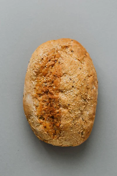 全面包面包与脆在石头背景 — 图库照片