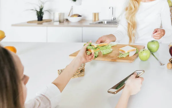 Mamá Cocina Desayuno Con Niño Casa Cocina — Foto de Stock