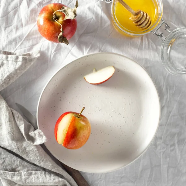 素朴なテーブルの上に蜂蜜とジューシーな赤の自家製りんご — ストック写真
