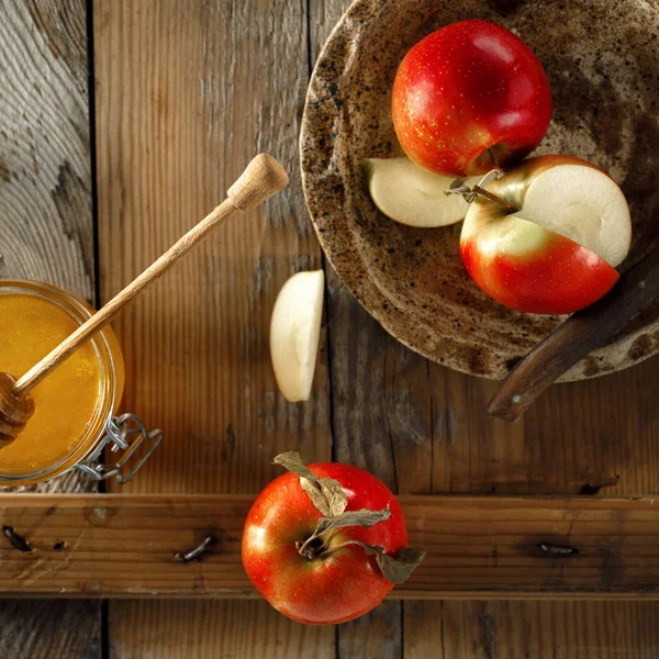 Pommes Rouges Juteuses Maison Miel Sur Table Rustique — Photo