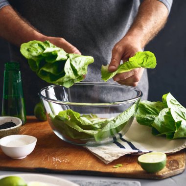 Sağlıklı bir yaşam tarzı. Adam yemek marul, yeşil salata. Sağlıklı gıda kavramı