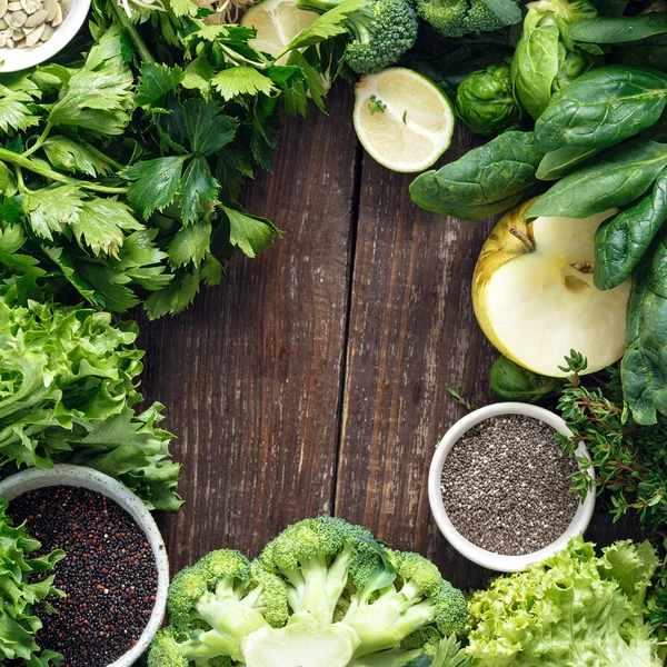 Sebze meyve, Superfood otlar üstten görünüm çerçevesinde sağlıklı gıda maddeleri arka plan düz Lay