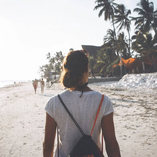 Νεαρή Γυναίκα Ταξιδιώτη Σακίδιο Περπατώντας Κατά Μήκος Της Ακτής Των — Φωτογραφία Αρχείου
