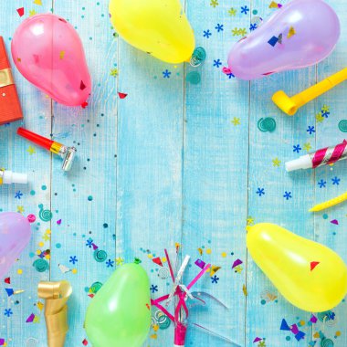 Çerçeve dekorasyon parti mavi ahşap arka plan en iyi görünüm düz üzerinde yatıyordu 