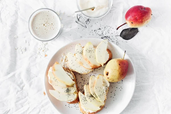 クリーム チーズのサンドイッチ 白い背景に 上面に梨とエンバク ミルク 健康的な朝食やおやつ — ストック写真
