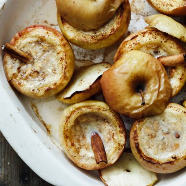 Fındık, bal ve tarçın ahşap masa üstten görünüm üzerinde pişirme çanağı ile tepesinde elma yakın çekim