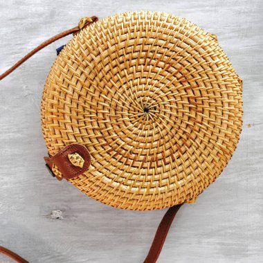 Bambu Çanta Beyaz ahşap arka plan kopya alanı üzerinde. Yaz modası, tatil