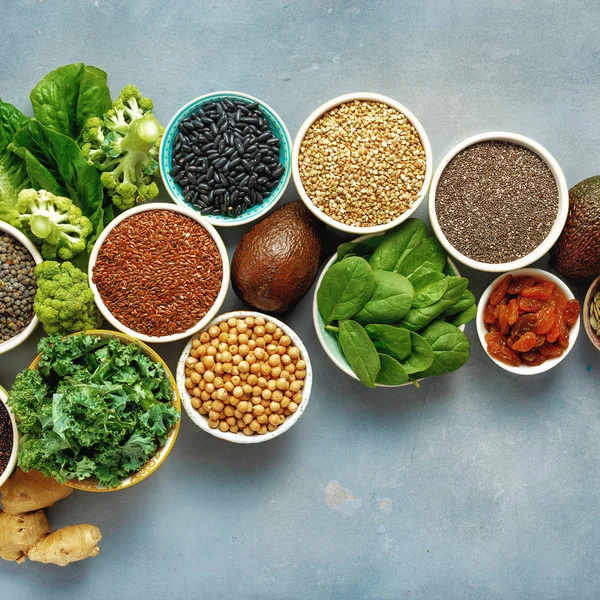 素食健康食品的概念 在蓝石背景上设置生籽 保健品和绿色蔬菜上图平躺 — 图库照片