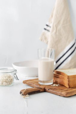 Kahvaltı veya Brunch tablo. Yulaf sütlü ekmek tost ahşap masa üzerinde. Sağlıklı kahvaltı konsepti
